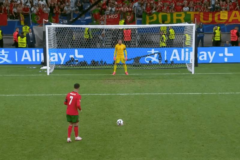 Xem xet danh sach cau thu thuc hien sut luan luu